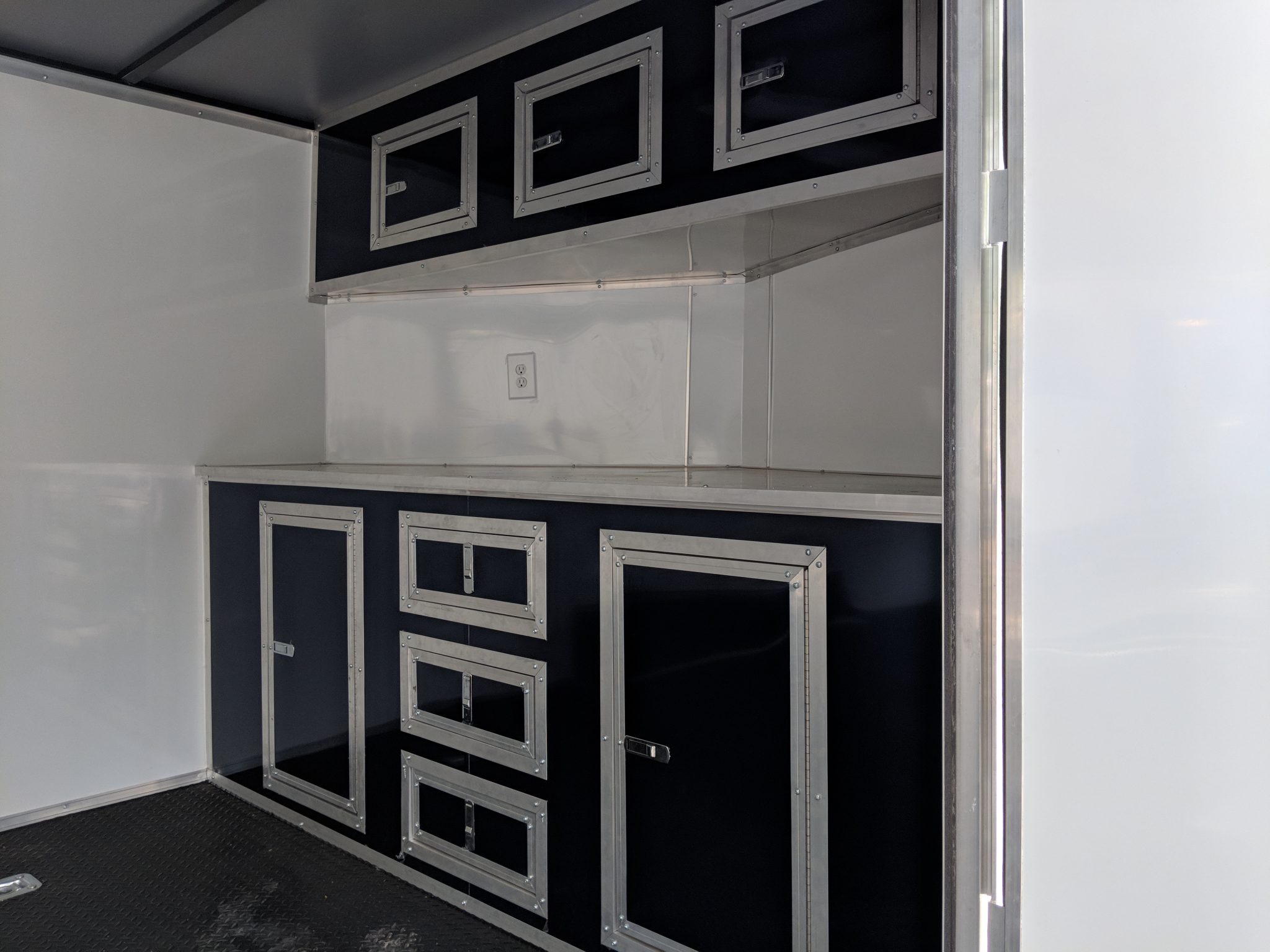 Trailer Spotlight – Custom Cabinetry – Snapper Trailers